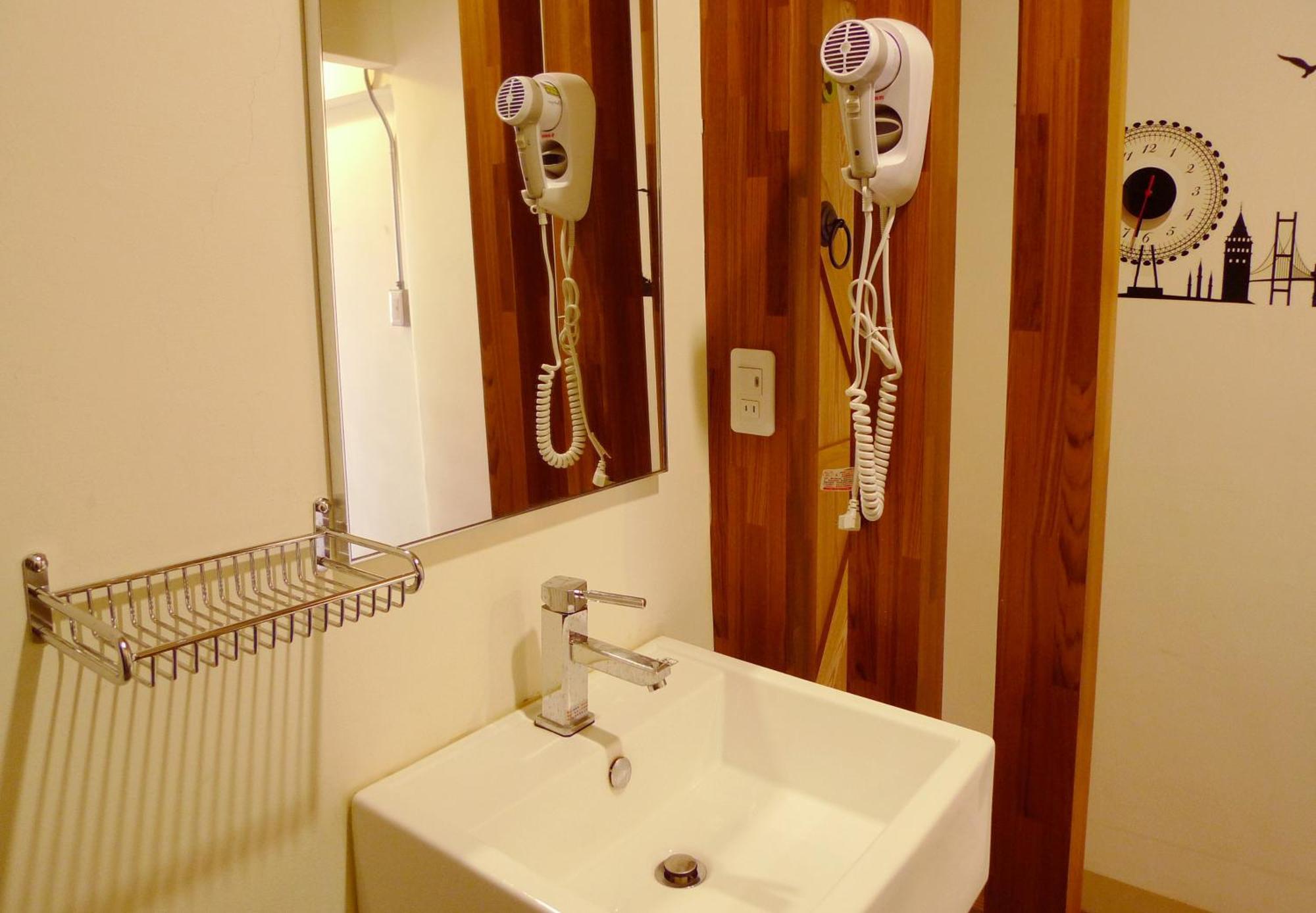 Knock Knock Hostel Каосюн Екстериор снимка