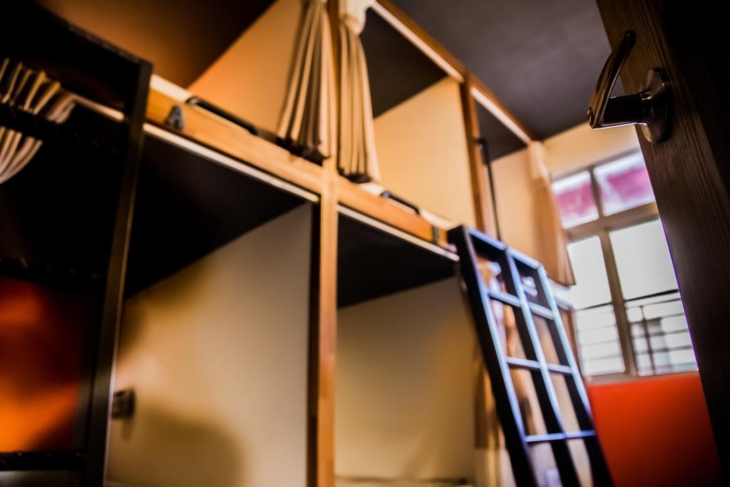 Knock Knock Hostel Каосюн Екстериор снимка