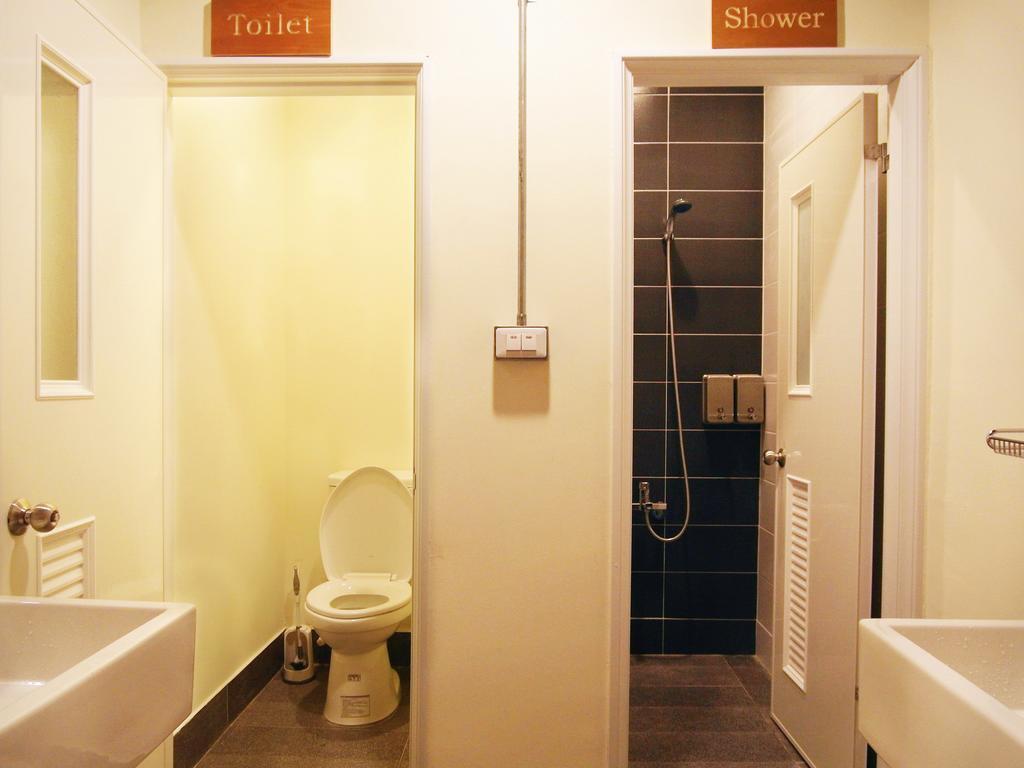 Knock Knock Hostel Каосюн Екстериор снимка