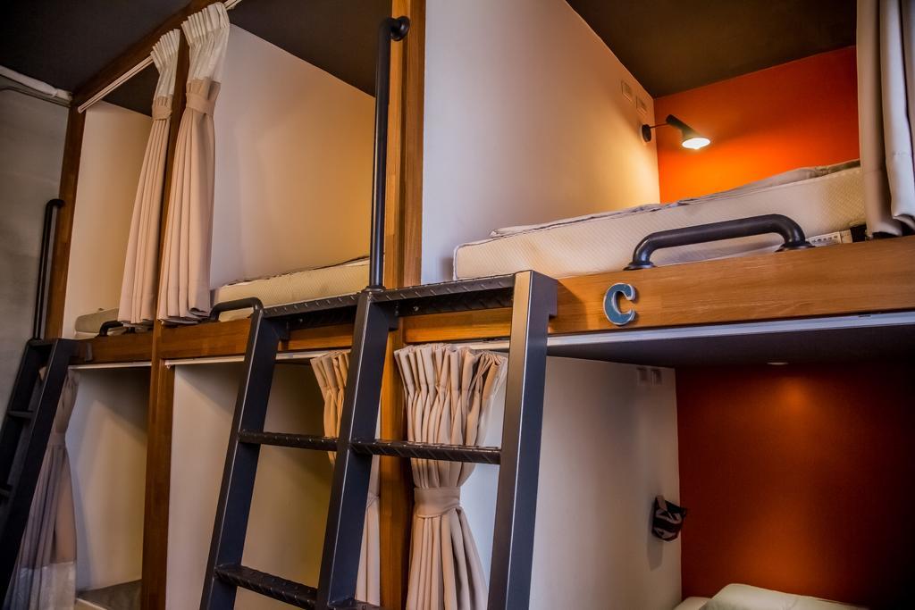 Knock Knock Hostel Каосюн Екстериор снимка