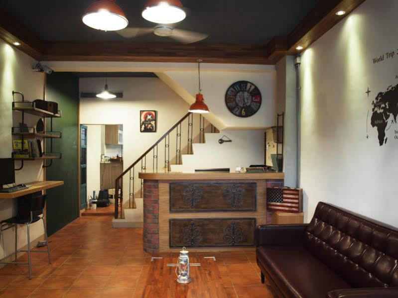 Knock Knock Hostel Каосюн Екстериор снимка