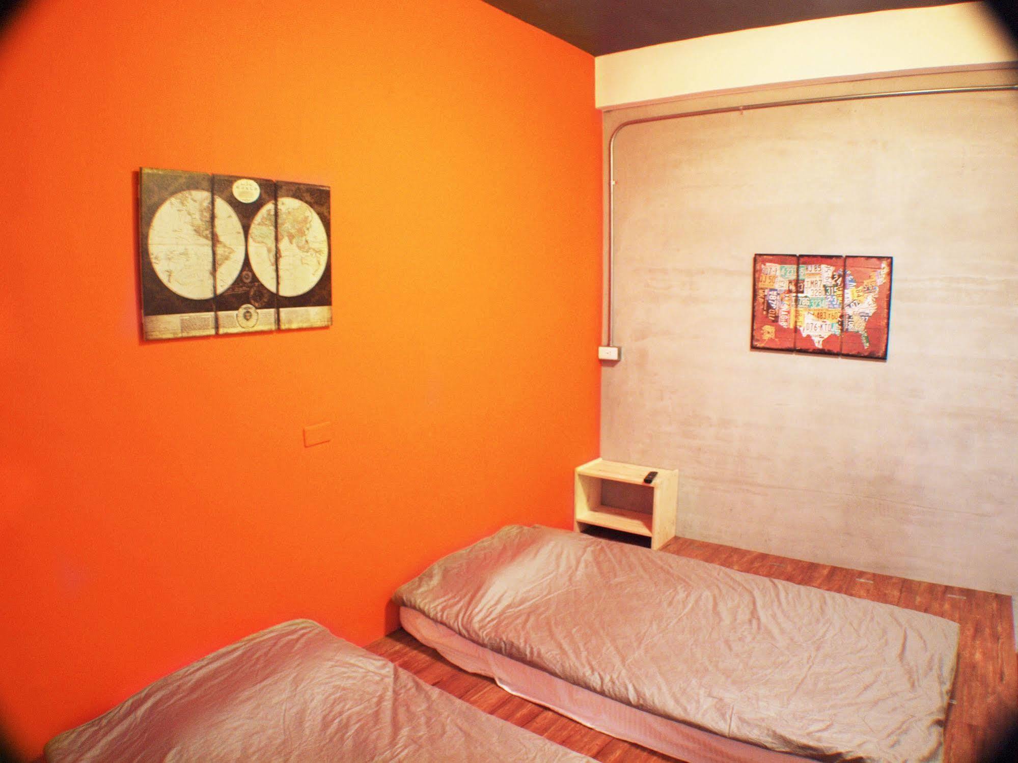 Knock Knock Hostel Каосюн Екстериор снимка