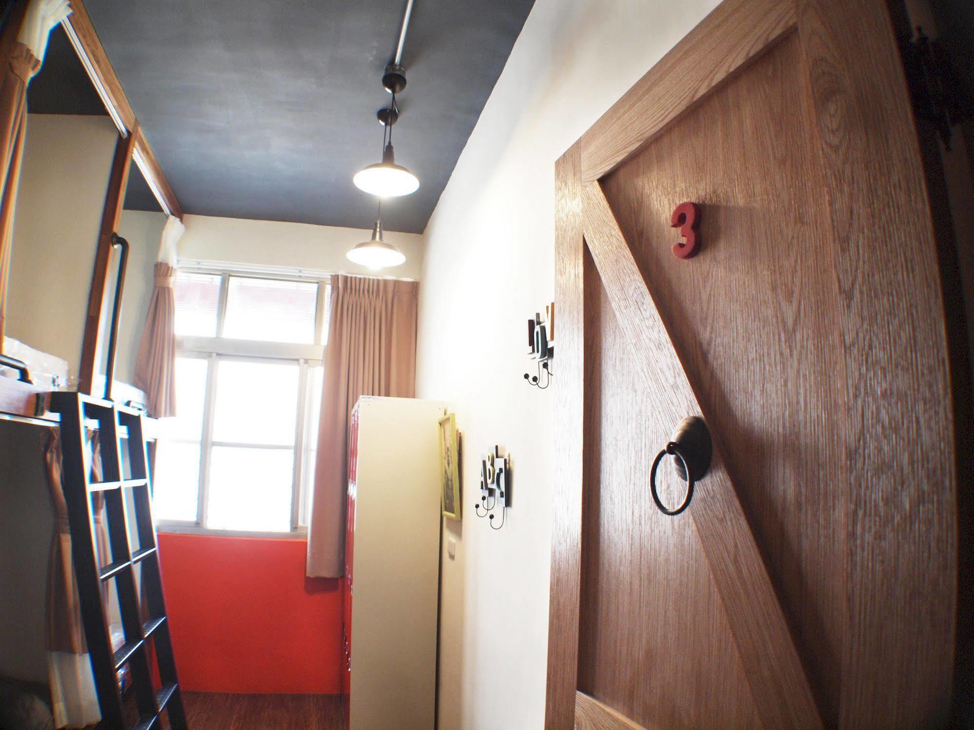 Knock Knock Hostel Каосюн Екстериор снимка