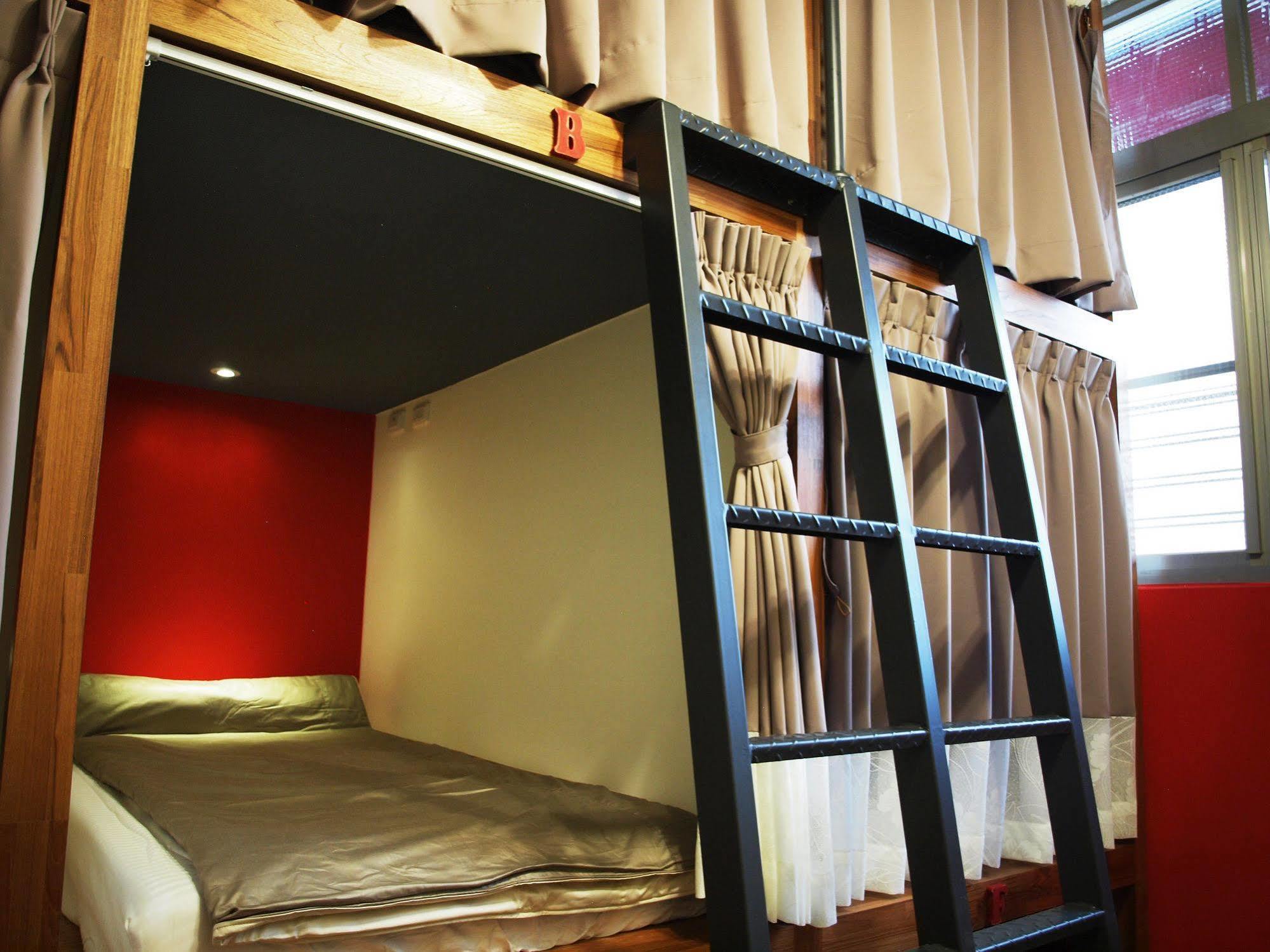 Knock Knock Hostel Каосюн Екстериор снимка