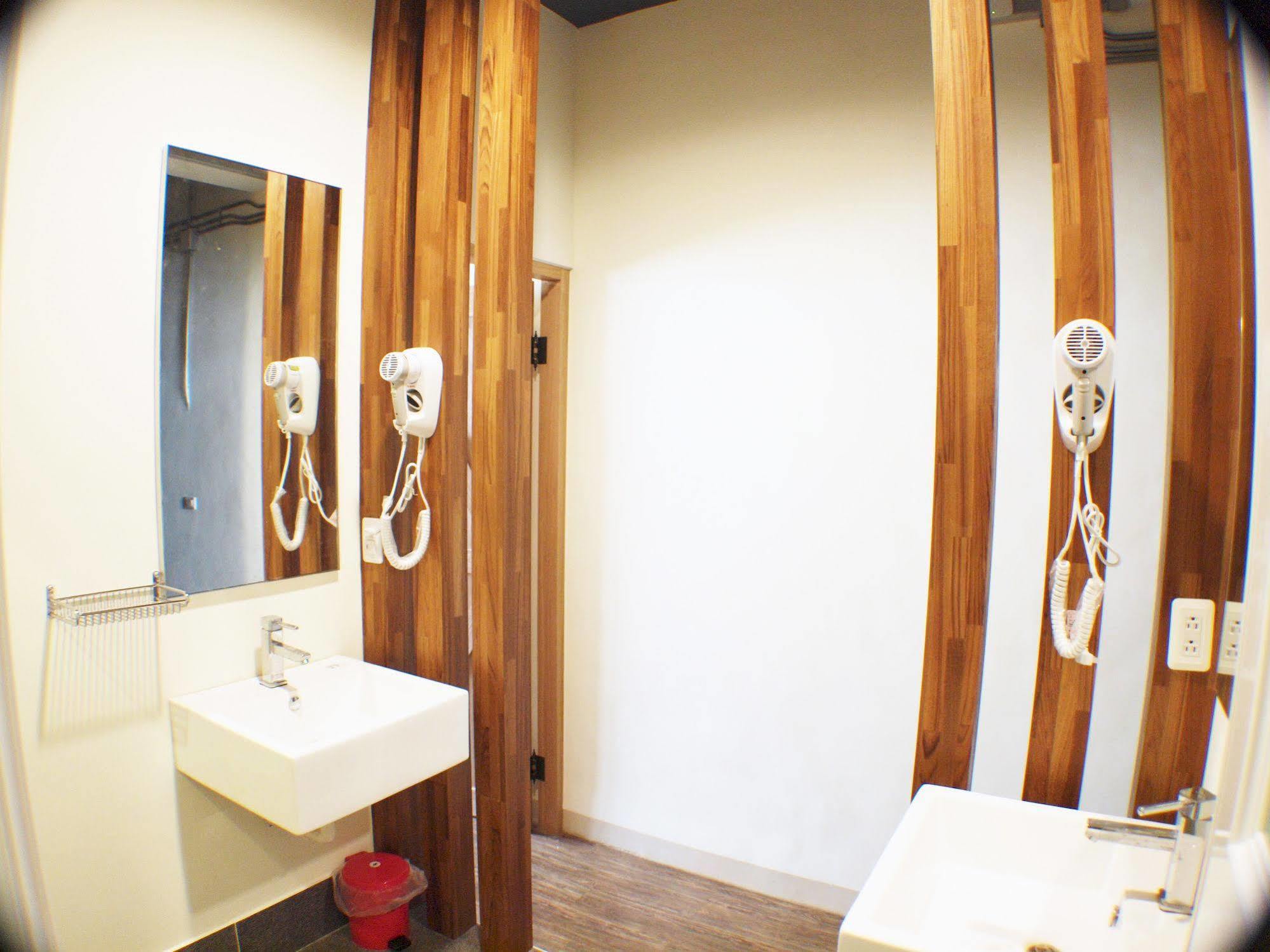 Knock Knock Hostel Каосюн Екстериор снимка