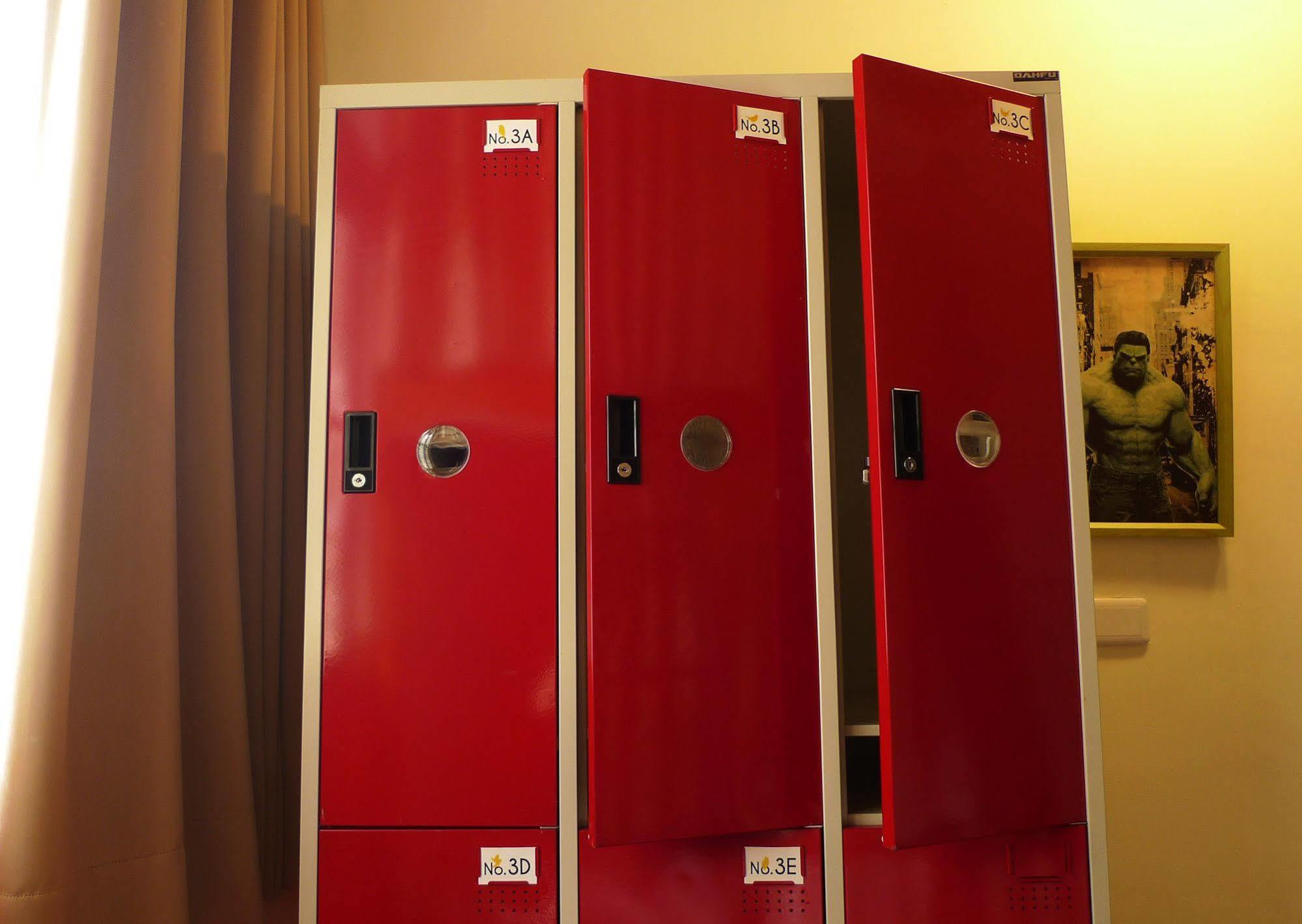 Knock Knock Hostel Каосюн Екстериор снимка