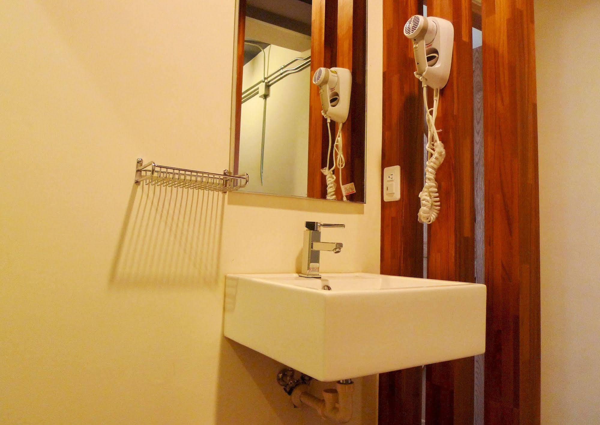 Knock Knock Hostel Каосюн Екстериор снимка