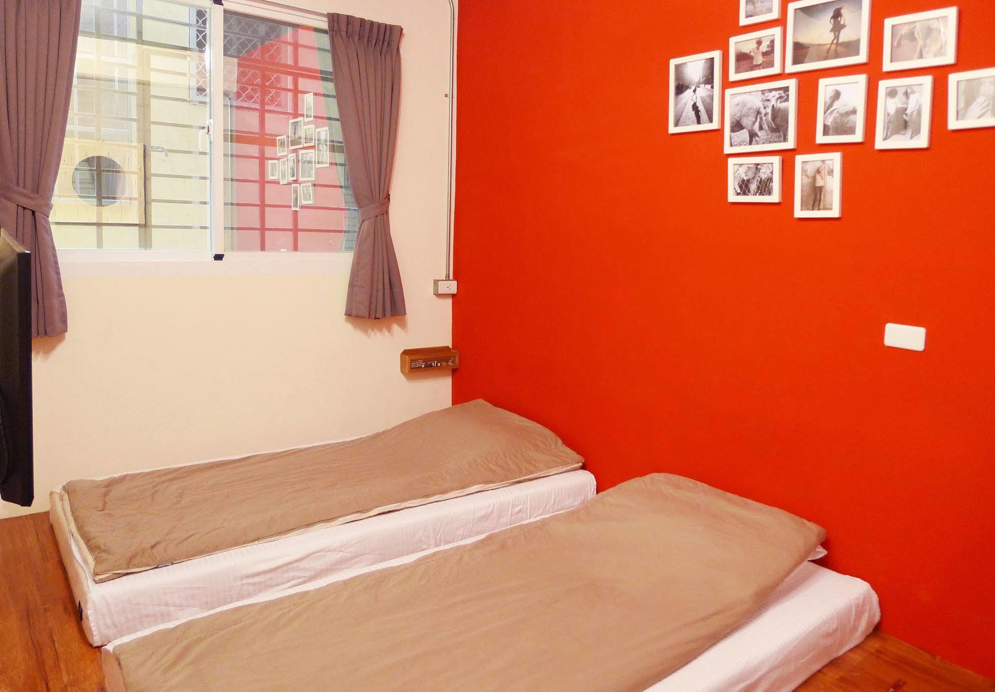 Knock Knock Hostel Каосюн Екстериор снимка