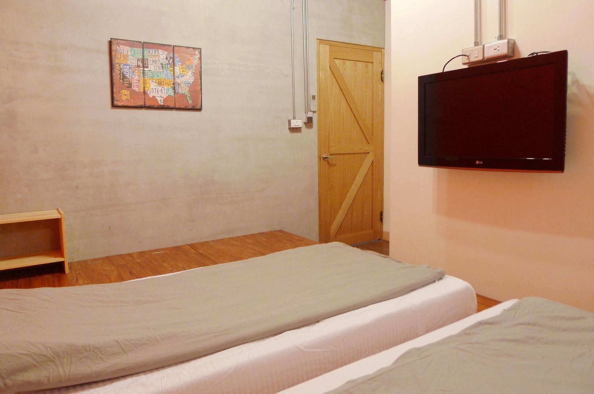 Knock Knock Hostel Каосюн Екстериор снимка